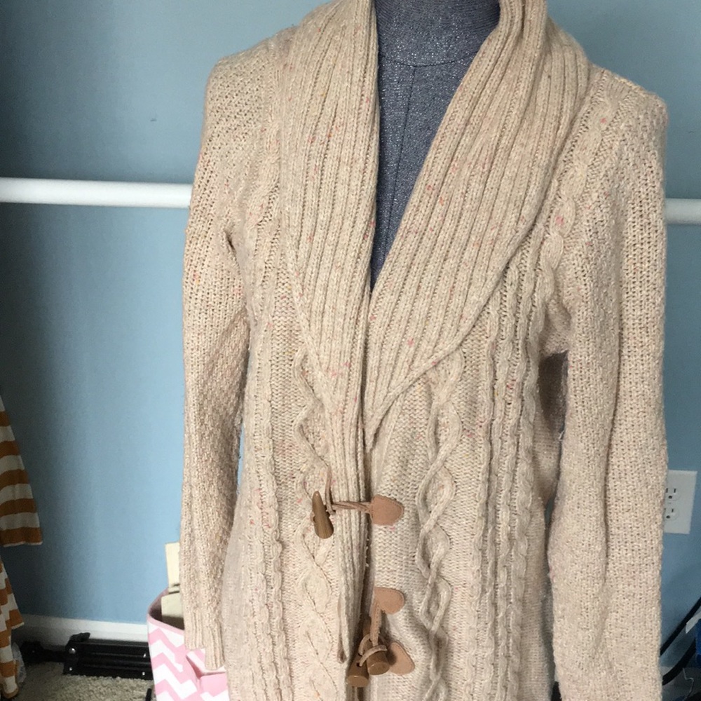 Chunky sweater with toggles
